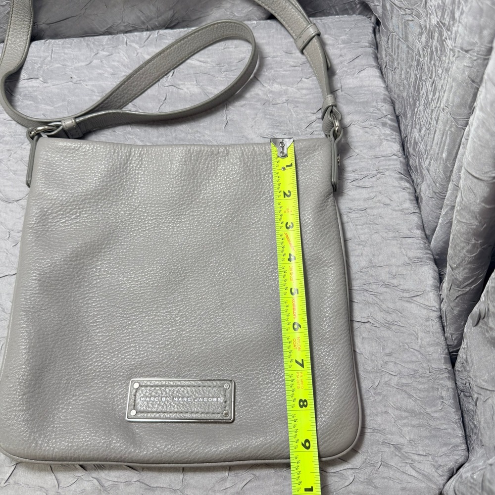 Marc by Marc Jacobs Grey Pebbled Leather Crossbody Messenger Bag Logo Plaque - Picture 2 of 8